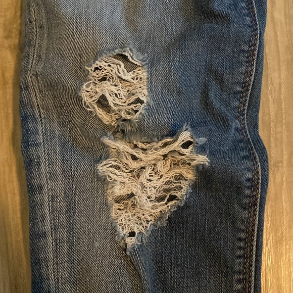 Distresed boyfriend jeans with double button fly and zipper - Picture 2 of 5